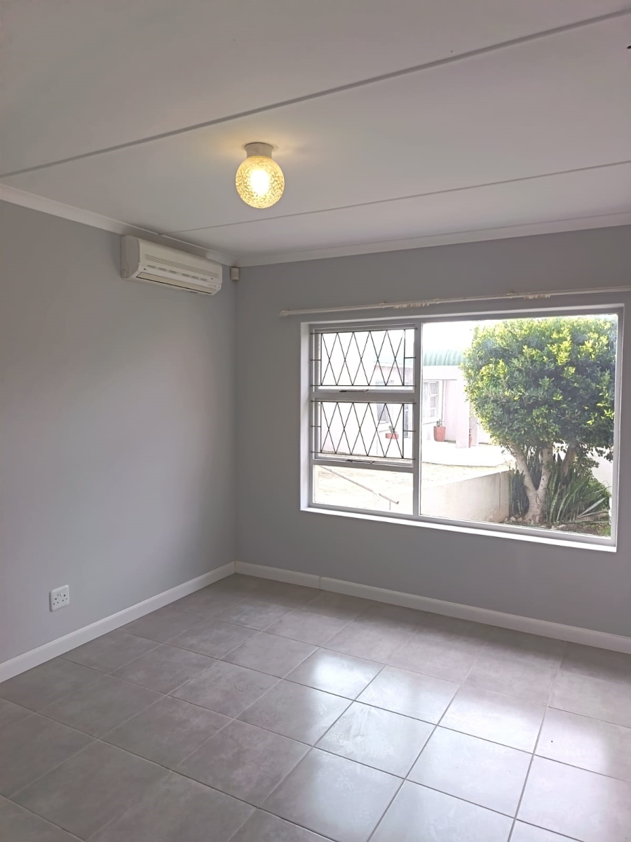 To Let 2 Bedroom Property for Rent in Wavecrest Eastern Cape